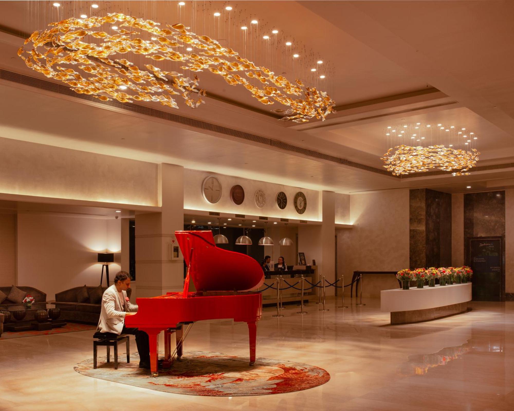 Radisson Blu Bengaluru Outer Ring Road Hotel Kültér fotó