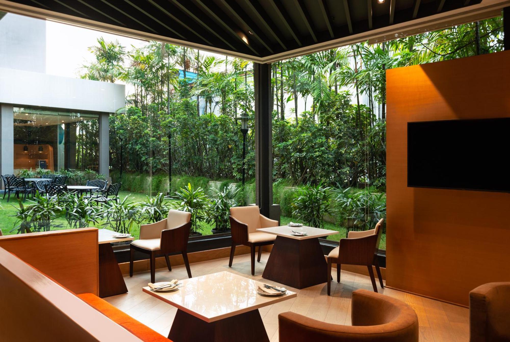 Radisson Blu Bengaluru Outer Ring Road Hotel Kültér fotó