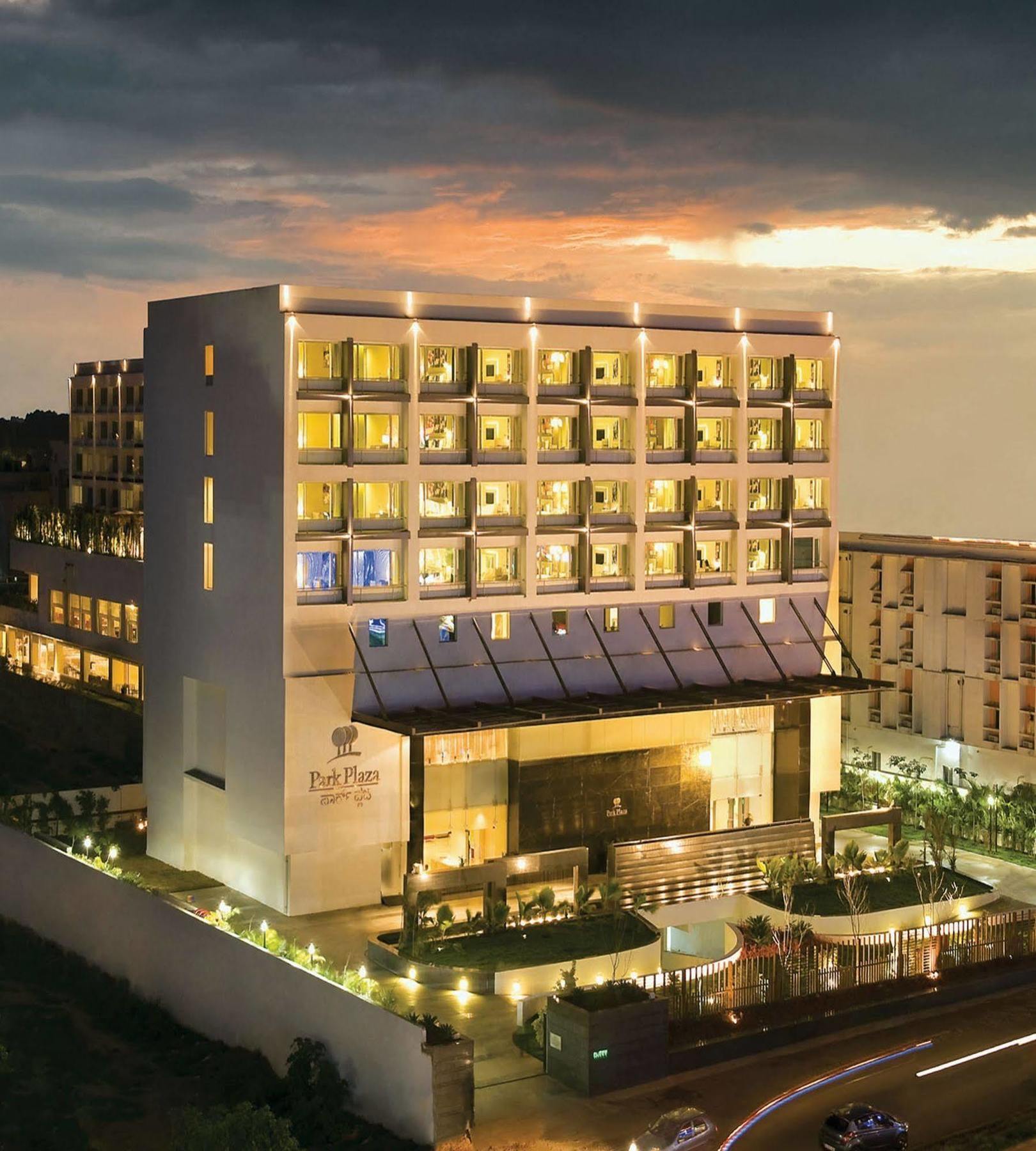 Radisson Blu Bengaluru Outer Ring Road Hotel Kültér fotó
